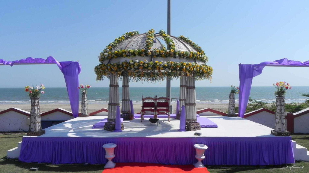 Island-Beach-Wedding: Mandap setting in the lawn of a 4* resort in Daman